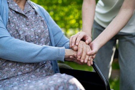 Téléchargez les photos : Aide soignant tenant la main femme âgée asiatique patient, aide et voiture à l'hôpital. - en image libre de droit