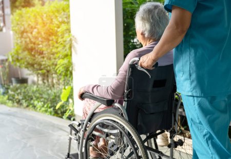 Téléchargez les photos : Aide et soins aux aidants Aînée asiatique ou vieille dame âgée patiente assise en fauteuil roulant sur la rampe d'accès à l'hôpital de soins infirmiers, concept médical solide et sain - en image libre de droit