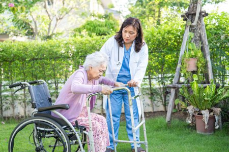 Ärztliche Hilfe und Pflege Asiatische Seniorin oder ältere Dame im Rollstuhl sitzend im Park auf der Krankenstation, gesundes starkes medizinisches Konzept.