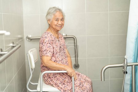 Asiatische Senioren oder ältere Dame Patientin verwenden Toilette Badezimmergriff Sicherheit in Krankenstation, gesunde starke medizinische Konzept.