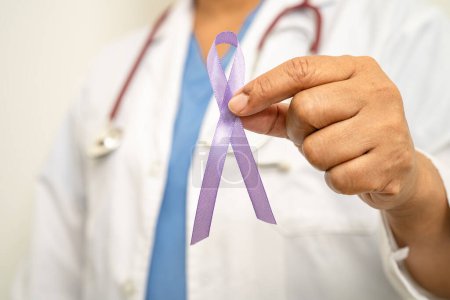 Foto de Médico asiático con cinta púrpura, signo de enfermedad de Alzheimer, Cáncer de páncreas, Epilepsia, Lupus. - Imagen libre de derechos