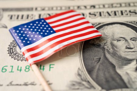 USA-Amera-Flagge auf US-Dollar-Banknoten, Import-Export-Finanzierungskonzept.