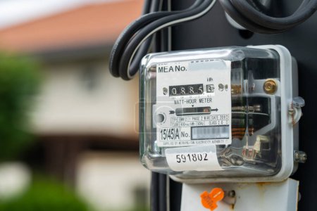 Foto de Medidor de potencia de medición eléctrica para el costo de energía en el hogar y la oficina. - Imagen libre de derechos