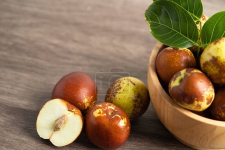 Foto de Frutas de Jujube o Fechas Chinas en tazón de madera, comida saludable. - Imagen libre de derechos
