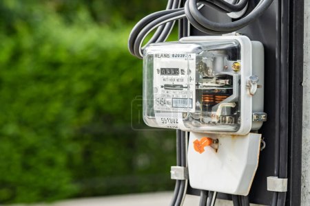 Téléchargez les photos : Compteur de puissance de mesure électrique pour le coût de l'énergie à la maison et au bureau. - en image libre de droit