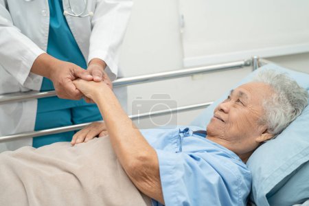 Médico usando estetoscopio para comprobar el paciente se acuesta en una cama en el hospital, sano concepto médico fuerte.