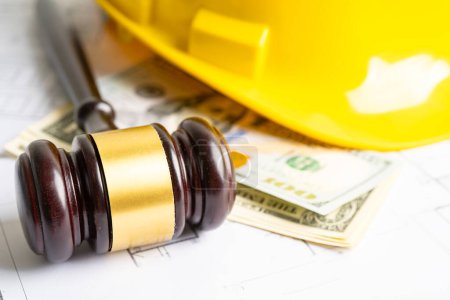 Téléchargez les photos : Architectural house plan project blueprint and Judge gavel hammer with yellow helmet and US dollar banknotes, Engineer and construction law and justice. - en image libre de droit