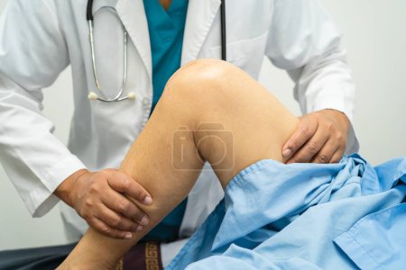 Foto de Asiática anciana paciente mostrar sus cicatrices cirugía total rodilla reemplazo articular sutura herida cirugía artroplastia en cama en enfermería hospital sala, saludable fuerte concepto médico. - Imagen libre de derechos