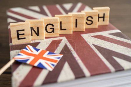 Téléchargez les photos : Word English sur livre avec drapeau du Royaume-Uni, concept de cours d'anglais. - en image libre de droit