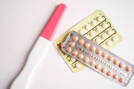 Téléchargez les photos : Test de grossesse et pilules contraceptives, contraception santé et médecine. - en image libre de droit