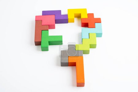Téléchargez les photos : Réflexion logique et résolution de problèmes concept de solution d'entreprise créative, forme de bloc de forme géométrique puzzle en bois. - en image libre de droit