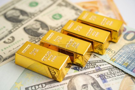 Téléchargez les photos : Barre d'or sur le dollar américain et le billet en euros, économie, finance, change, commerce, investissement. - en image libre de droit