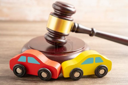 Hammer Hammer Richter mit Autounfall, Versicherungsschutz Klage vor Gericht.
