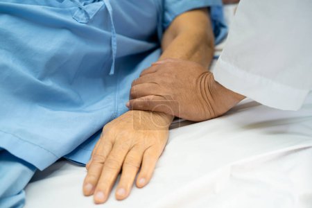 Médecin utilisant stéthoscope pour vérifier le patient s'allonger sur un lit à l'hôpital, concept médical fort sain.