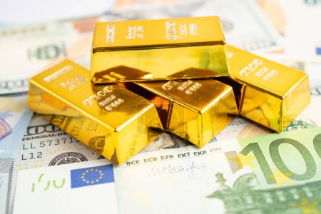 Téléchargez les photos : Barre d'or sur le dollar américain et le billet en euros, économie, finance, change, commerce, investissement. - en image libre de droit