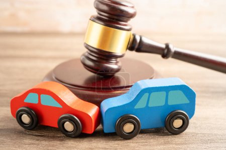 Hammer Hammer Richter mit Autounfall, Versicherungsschutz Klage vor Gericht.