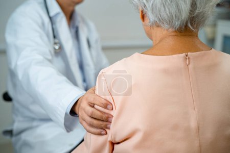 Médico toque Asiática anciana paciente con amor, cuidado, alentar y empatía en el hospital.