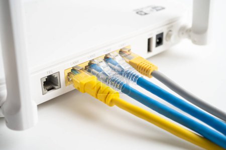 Foto de Cable Ethernet con router inalámbrico conectado a la red de Internet del proveedor de servicios de Internet. - Imagen libre de derechos