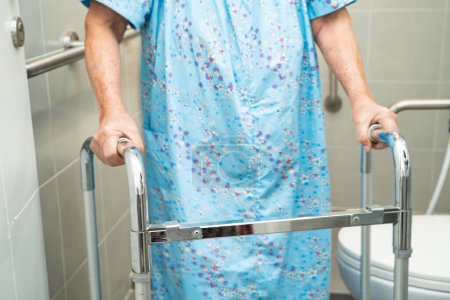 Asiática anciana paciente uso baño manija seguridad en enfermería hospital, saludable fuerte concepto médico.