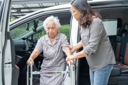 Asiática mujer mayor paciente sentado en caminante preparar llegar a su coche, saludable fuerte concepto médico.