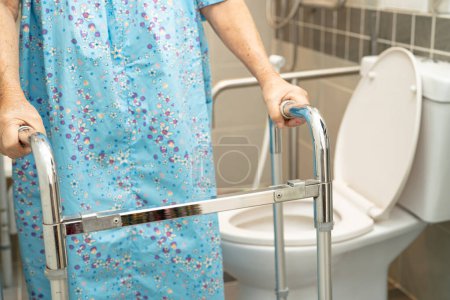 Asiática anciana paciente uso walker y WC cuarto de baño manejar seguridad en enfermería hospital, saludable fuerte médico.
