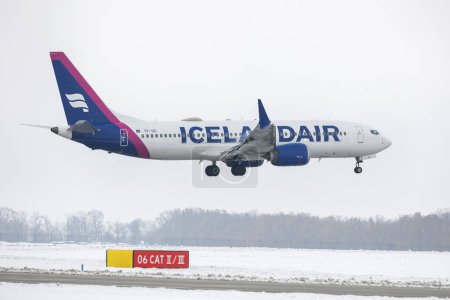 Foto de PRAGA-Diciembre 8,2023: ICELANDAIR BOEING 737 MAX 8 REG: TF-ICI en Vaclav Havel Airport Prague. Icelandair es la aerolínea de bandera de Islandia. - Imagen libre de derechos