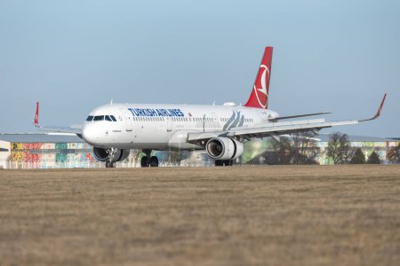 Foto de PRAGA - 27 de diciembre de 2023: Turkish Airlines Airbus A321-231 REG: TC-JSN at Vaclav Havel Airport Prague. De Estambul a Praga. Turkish Airlines es la aerolínea de bandera de Turquía. - Imagen libre de derechos
