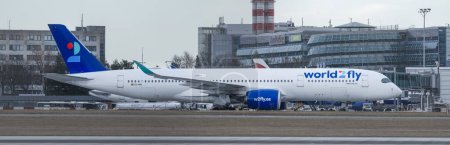 Foto de PRAGA - 27 de diciembre de 2023: World2Fly Airbus A350-941 REG: EC-NOI at Vaclav Havel Airport Prague. De Bratislava a Praga. World2Fly es una aerolínea con sede en Palma de Mallorca, nacida en 2020. - Imagen libre de derechos