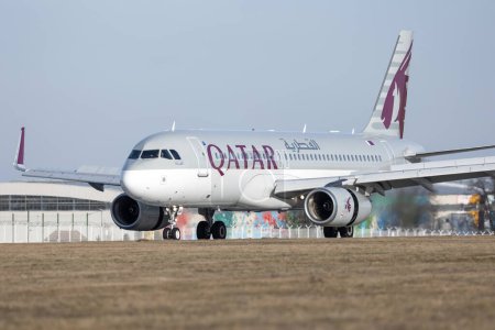 Foto de PRAGA - 27 de diciembre de 2023: Qatar Airways Airbus A320-232 REG: A7-AHP at Vaclav Havel Airport Prague. De Doha a Praga. Qatar Airways es la aerolínea estatal de bandera de Qatar. - Imagen libre de derechos
