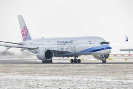 Foto de PRAGA - 21 de enero de 2024: China Airlines Airbus A350-941 REG: B-18906 en Vaclav Havel Airport Prague. De Praga a Taipei. China Airlines es la aerolínea con bandera de Taiwán. - Imagen libre de derechos