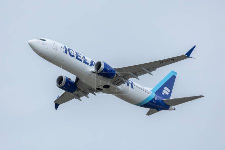 Foto de PRAGA - 29 de marzo de 2024: Icelandair Boeing 737 MAX 8 REG: TF-ICN at Vaclav Havel Airport Prague. De Praga a Reikiavik. Icelandair es la aerolínea de bandera de Islandia. - Imagen libre de derechos