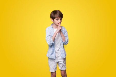 Foto de Un niño asustado haciendo expresión de emoción aislada sobre fondo amarillo blanco. Soledad, estrés y miedo. - Imagen libre de derechos