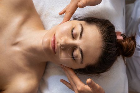 Close-up Frau bekommt Wellness-Massage-Behandlung im Beauty-Wellness-Salon.Spa Haut- und Körperpflege. Schönheitsbehandlung im Gesicht. Kosmetologie