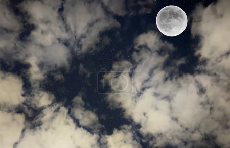 Jägers Vollmond im Oktober leuchtet zwischen den Wolken am Nachthimmel über Kanada