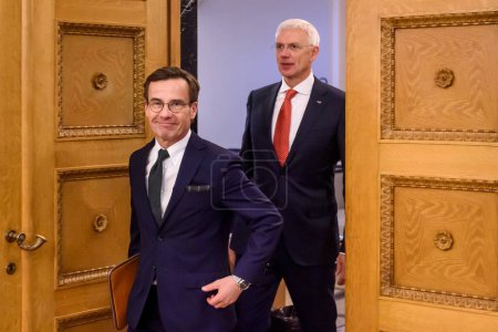 Téléchargez les photos : RIGA, LETTONIE. 19 décembre 2022. Ulf Kristersson (L), Premier ministre de la Suède rencontre Krisjanis Karins (R), Premier ministre de la Lettonie. - en image libre de droit