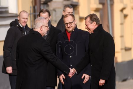 Téléchargez les photos : RIGA, LETTONIE. 13 mars 2023. Egils Levits, Président de la Lettonie et Son Altesse Royale le Grand-Duc de Luxembourg arrivent au Château de Riga - en image libre de droit