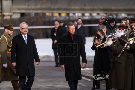 Téléchargez les photos : RIGA, LETTONIE. 13 mars 2023. Egils Levits, Président de la Lettonie et Son Altesse Royale le Grand-Duc de Luxembourg arrivent au Château de Riga - en image libre de droit