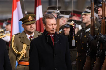 Téléchargez les photos : RIGA, LETTONIE. 13 mars 2023. Son Altesse Royale le Grand-Duc de Luxembourg arrive au Château de Riga - en image libre de droit