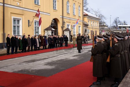 Téléchargez les photos : RIGA, LETTONIE. 13 mars 2023. Son Altesse Royale le Grand-Duc de Luxembourg arrive au Château de Riga - en image libre de droit