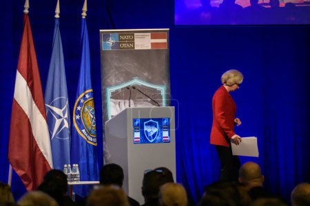 Foto de RIGA, LATVIA. 26 de abril 2023. Inara Murniece, Ministra de Defensa de Letonia, durante el SIMPOSIO DE RESILIENCIA DE LA OTAN 2023. - Imagen libre de derechos