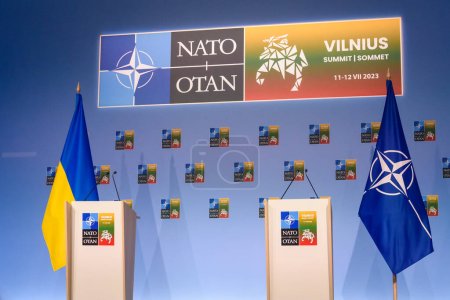 Foto de VILNIUS, LITUANIA. 12 de julio 2023. Volodymyr Zelenskyy, Presidente de Ucrania y Jens Stoltenberg, Secretario General de la OTAN, durante una conferencia de prensa conjunta en la CUMBRE DE LA OTAN 2023. - Imagen libre de derechos