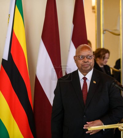 Téléchargez les photos : RIGA, LETTONIE. 6 mars 2024. Jacob Francis Nzwidamilimo Mudenda (photo), Président de l'Assemblée nationale du Zimbabwe rencontre Daiga Mierina, Présidente du Parlement de Lettonie. - en image libre de droit
