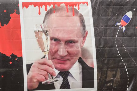 Téléchargez les photos : RIGA, LETTONIE. 15 mars 2024. Bannière de Vladimir Putin, président de la Russie en bus devant l'ambassade de Russie à Riga. - en image libre de droit