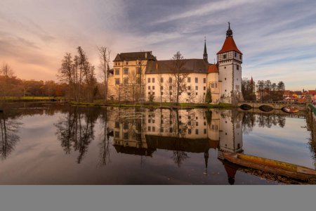 Téléchargez les photos : Le château d'eau de Blatna au coucher du soleil d'automne dans la région de Bohême du Sud est l'un des manoirs d'eau les mieux conservés de la République tchèque. - en image libre de droit