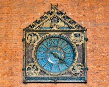 Foto de Reloj del Palazzo della Mercanzia, Bolonia, Italia - Imagen libre de derechos