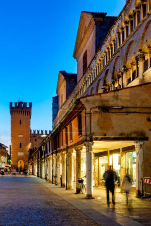 Foto de Loggia dei Mercanti en el lado sur de la Catedral, Ferrara, Italia - Imagen libre de derechos