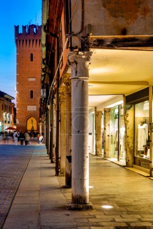 Foto de Loggia dei Mercanti en el lado sur de la Catedral, Ferrara, Italia - Imagen libre de derechos