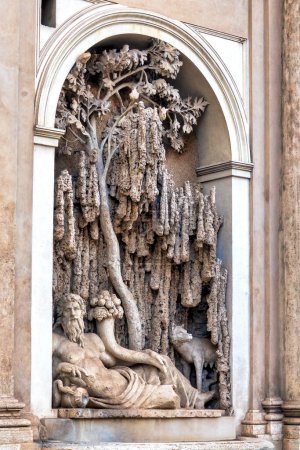 Téléchargez les photos : Statue of the Goddess Juno in Piazza delle Quattro Fontane, Rome, Italy - en image libre de droit