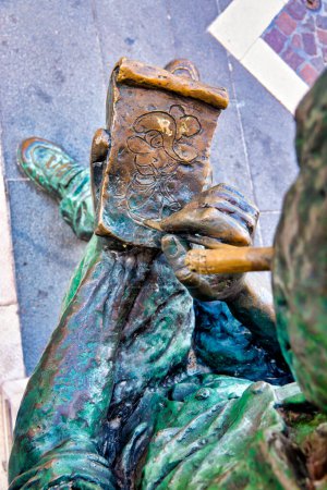 Téléchargez les photos : Bronze statue dedicated to cartoonist Benito Jacovitti, Termoli, Italy - en image libre de droit