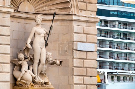 Foto de Estatua en la fachada del Palazzo del Lloyd Triestino con un crucero en el fondo, Trieste, Italia - Imagen libre de derechos